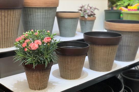In which areas of the United States do large plant pots sell well?